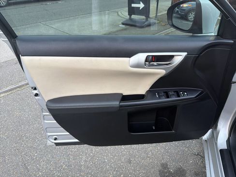 Used 2011 Lexus CT 200h Premium w/ Premium Audio Pkg image 32