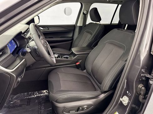Used 2024 Jeep Grand Cherokee Laredo X RWD image 21