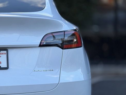 Used 2021 Tesla Model Y Long Range image 16