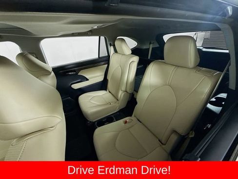 Used 2023 Toyota Highlander Limited FWD image 8