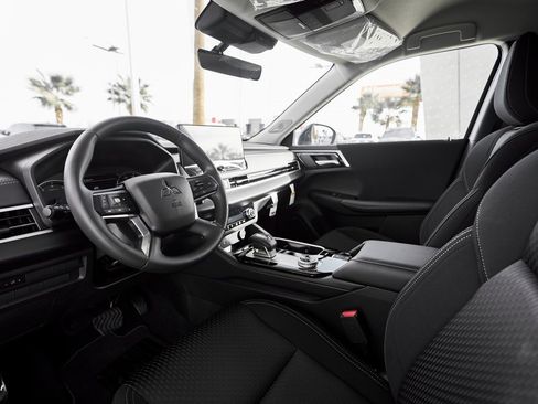 New 2025 Mitsubishi Outlander ES image 2