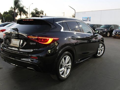 Used 2017 INFINITI QX30 Premium FWD image 5