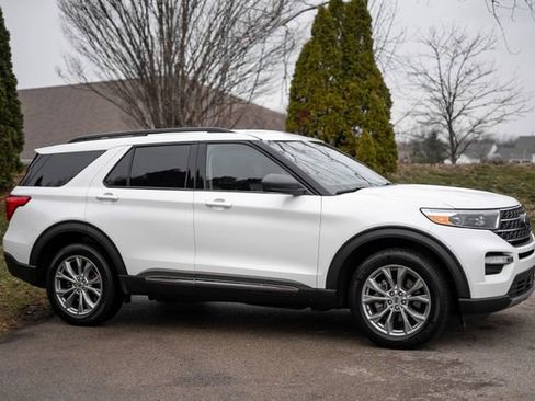 Used 2023 Ford Explorer XLT w/ Equipment Group 202A AWD/4WD image 4