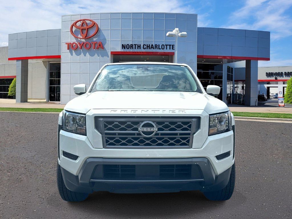 Used 2024 Nissan Frontier SV RWD image 3