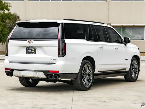 Used 2024 Cadillac Escalade ESV V AWD/4WD image 17