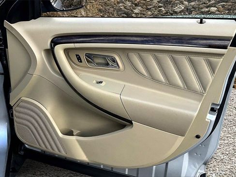 Used 2018 Ford Taurus Limited image 20