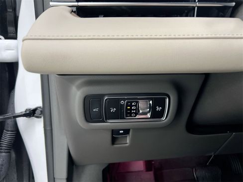 Used 2025 Lincoln Nautilus Reserve image 18