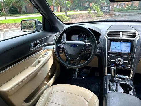 Used 2017 Ford Explorer Limited image 37