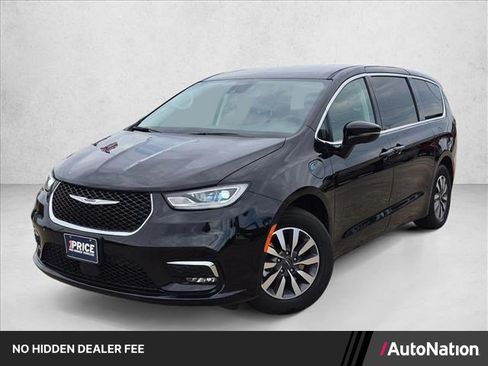 Used 2024 Chrysler Pacifica Limited FWD image 1
