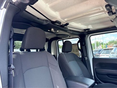Certified 2022 Jeep Gladiator Willys image 8