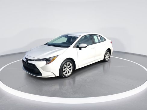 Used 2024 Toyota Corolla LE image 4