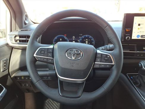 Used 2025 Toyota Sienna Platinum image 18
