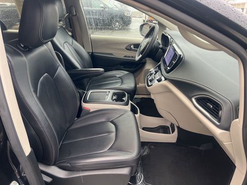 Used 2023 Chrysler Pacifica Touring-L image 24