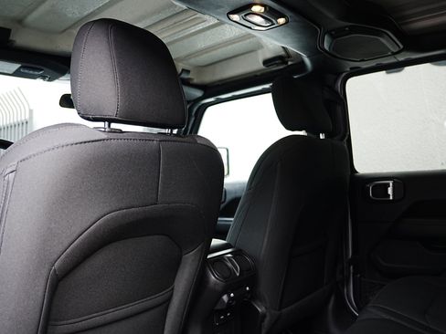 Used 2020 Jeep Wrangler Unlimited Sahara image 12