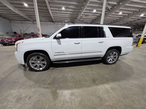 Used 2018 GMC Yukon XL SLT w/ Premium Edition AWD/4WD image 4