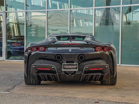 Used 2023 Ferrari SF90 Spider image 17