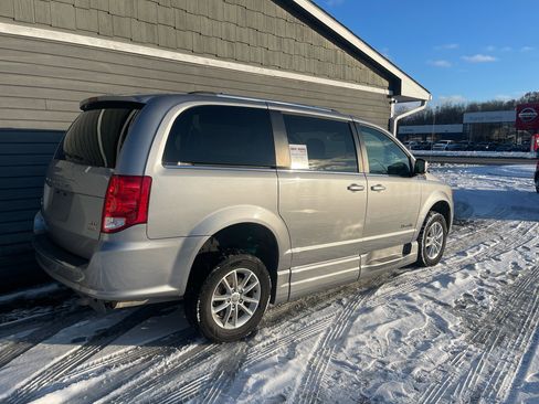 Used 2018 Dodge Grand Caravan SXT w/ Rear Park Assist Package image 7