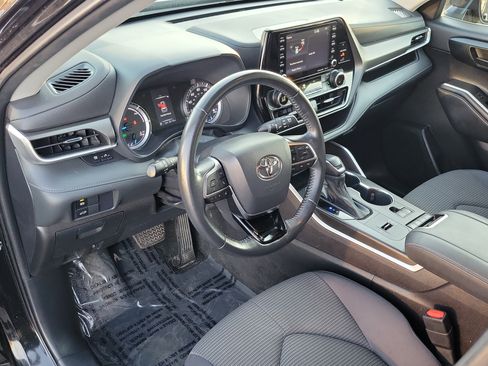 Certified 2021 Toyota Highlander LE image 18