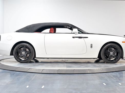 Used 2017 Rolls-Royce Dawn RWD image 19