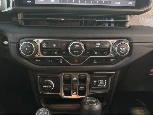Used 2025 Jeep Wrangler Unlimited Sahara AWD/4WD image 23