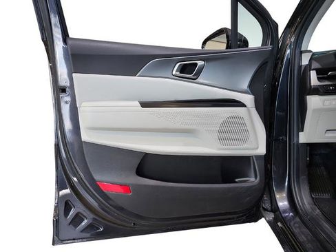 Used 2023 Kia Carnival LX FWD image 19
