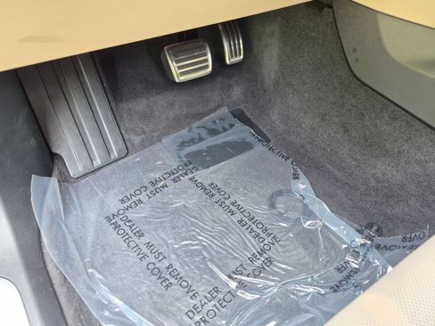 Certified 2025 Porsche Macan Electric RWD image 7