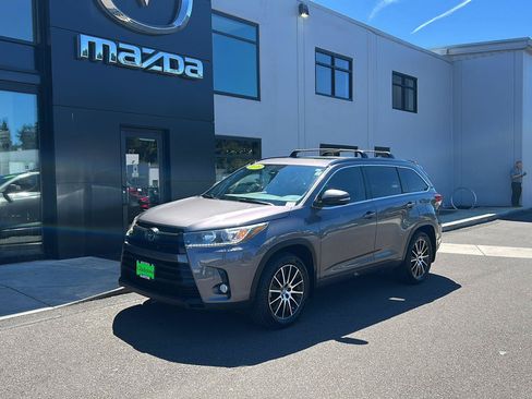 Used 2018 Toyota Highlander SE AWD/4WD image 1