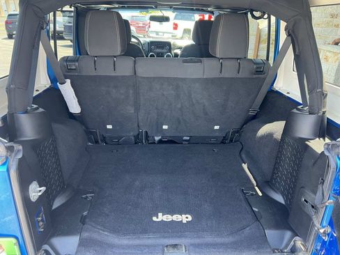 Used 2015 Jeep Wrangler Unlimited Sahara w/ Connectivity Group AWD/4WD image 8