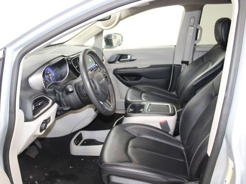 Used 2024 Chrysler Pacifica Touring-L FWD image 19