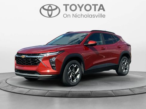 Used 2024 Chevrolet Trax LT w/ Driver Confidence Package FWD image 1