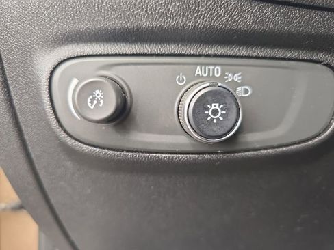 Used 2018 Chevrolet Equinox LS image 25