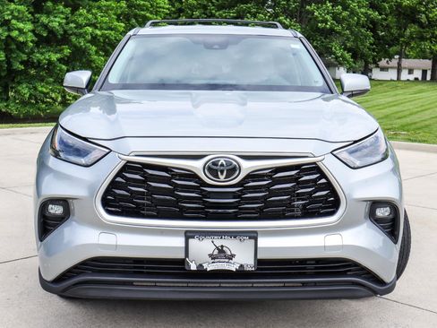 Used 2022 Toyota Highlander LE AWD/4WD image 17