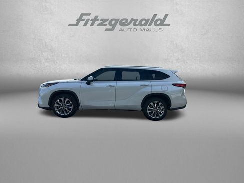 Used 2021 Toyota Highlander Limited FWD image 4