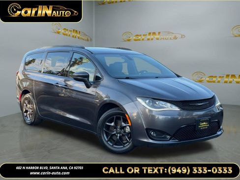 Used 2019 Chrysler Pacifica Limited w/ S Appearance Package image 3