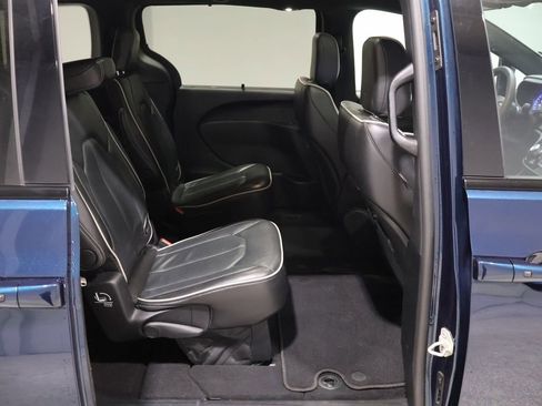 Certified 2025 Chrysler Pacifica Limited image 24