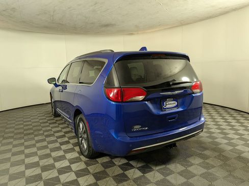 Used 2020 Chrysler Pacifica Touring-L Plus FWD image 4