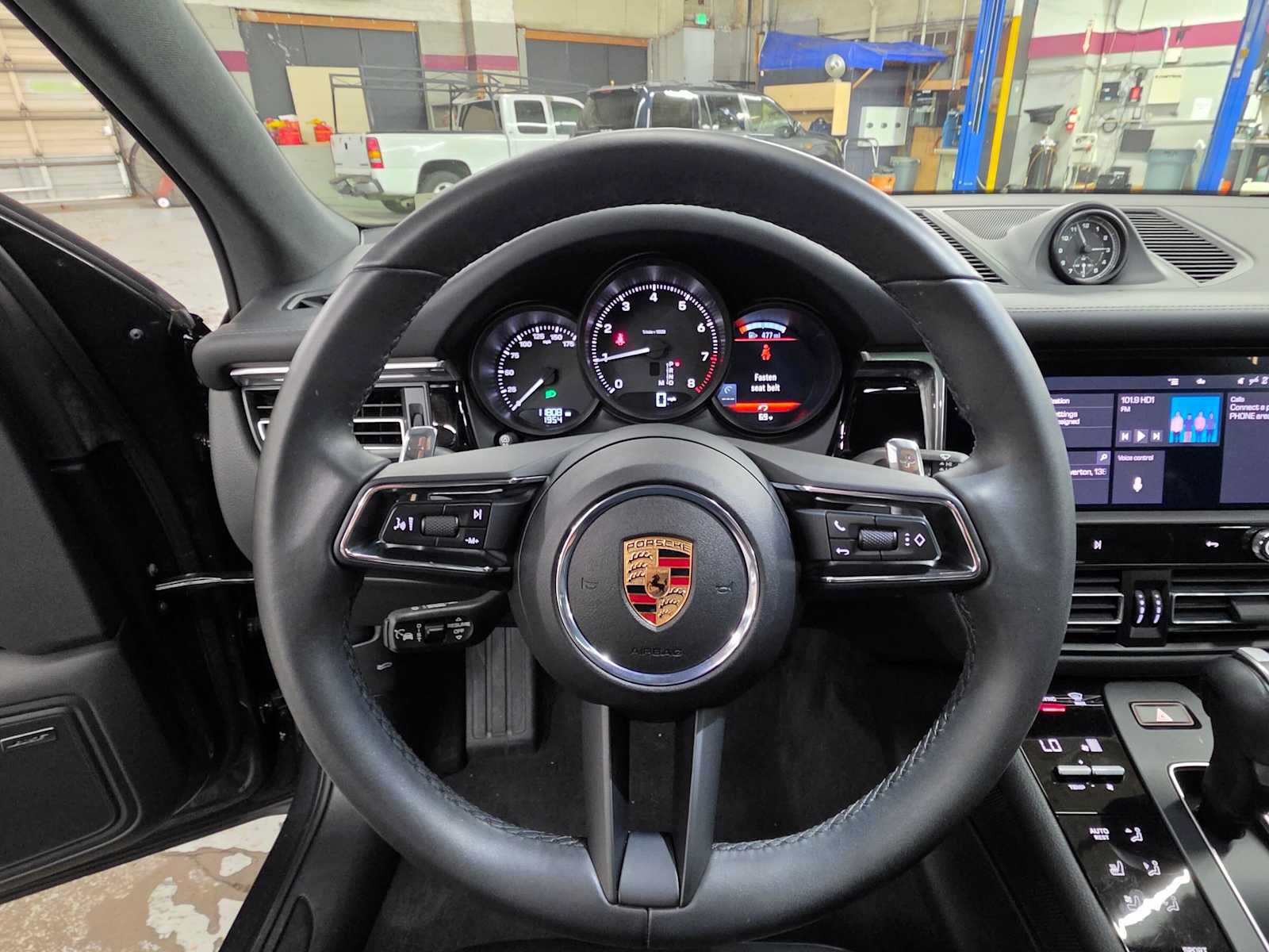 Used 2025 Porsche Macan AWD/4WD image 25