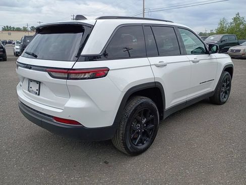 Used 2026 Jeep Grand Cherokee Altitude AWD/4WD image 5