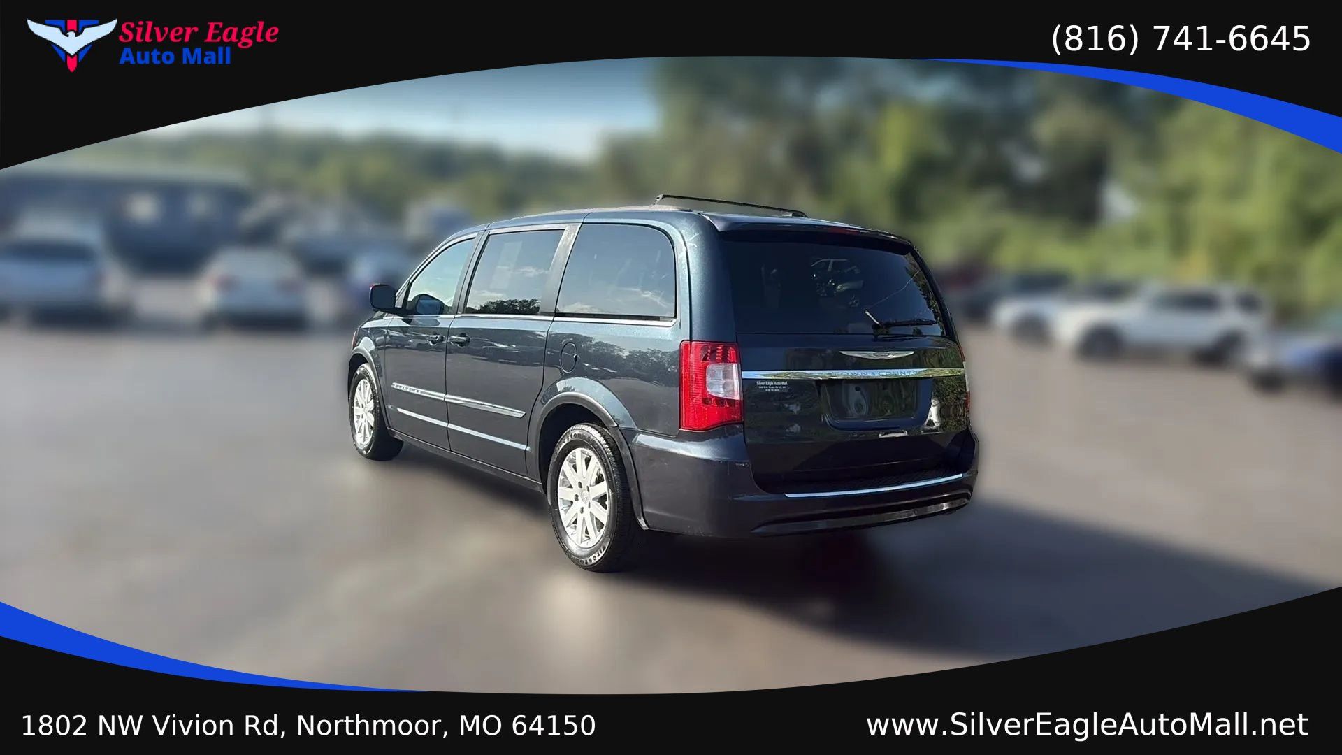Used 2014 Chrysler Town & Country Touring FWD image 3