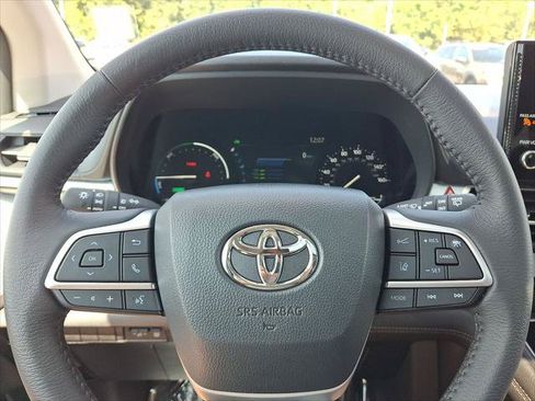 Certified 2025 Toyota Sienna XLE FWD image 17