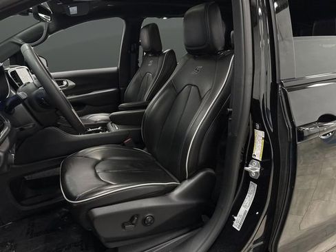 Used 2025 Chrysler Pacifica Limited image 4
