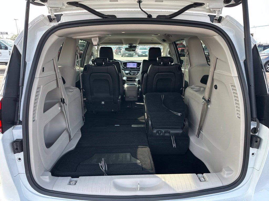 Used 2022 Chrysler Pacifica Touring-L FWD image 9