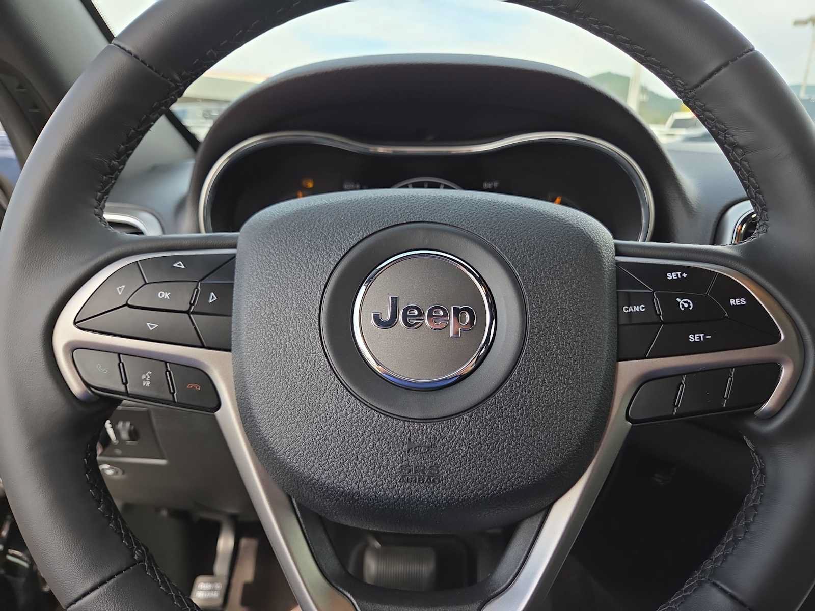 Used 2018 Jeep Grand Cherokee Laredo AWD/4WD image 23