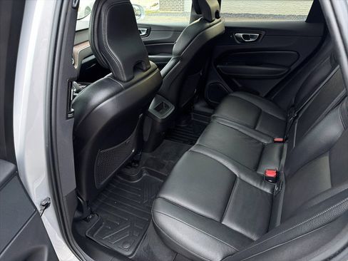 Used 2022 Volvo XC60 B5 Momentum w/ Climate Package image 20