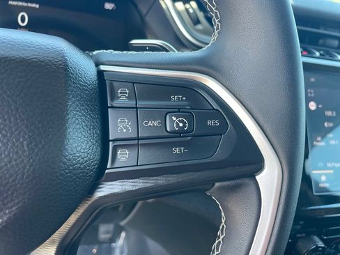 Used 2023 Jeep Grand Cherokee Laredo AWD/4WD image 31