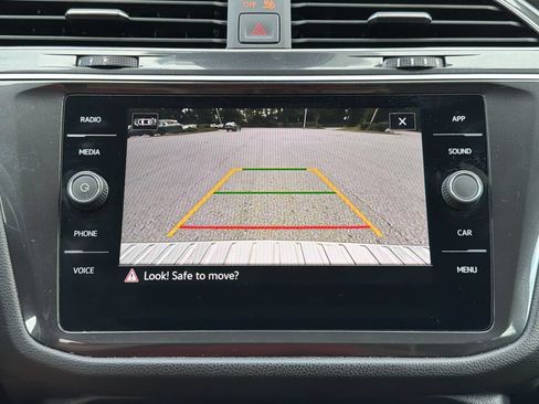 Used 2024 Volkswagen Tiguan SE FWD image 3