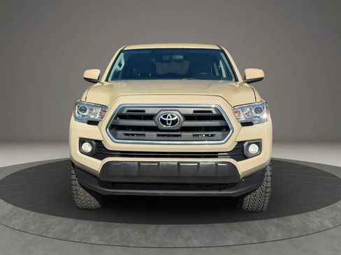 Used 2017 Toyota Tacoma SR5 RWD image 2