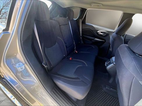 Used 2019 Jeep Cherokee Latitude w/ Cold Weather Group image 27