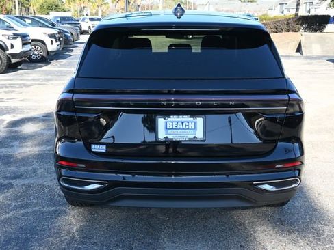 Used 2025 Lincoln Nautilus Premier image 4