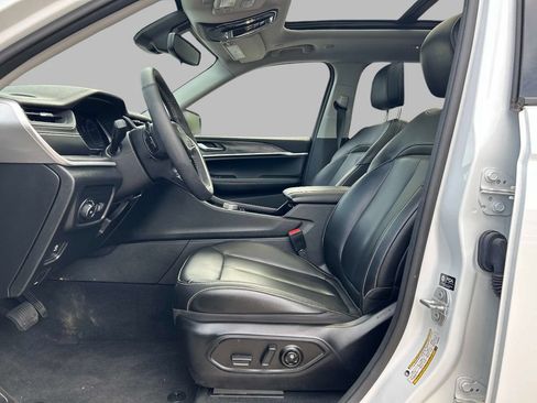Used 2023 Jeep Grand Cherokee Limited AWD/4WD image 17